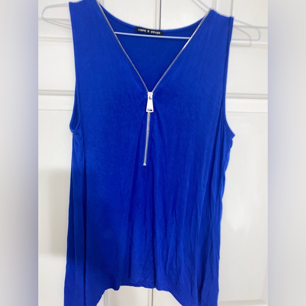 Sleeveless zippered top